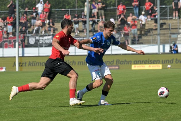 Mario Borac (SV Stuttgarter Kickers, 36) am mit Ball im Zweikampf mit Michael Kleinschrodt (SG Sonnenhof Grossaspach, 11) SV Stuttgarter Kickers vs. SG Sonnenhof Grossaspach, Fussball, Maenner, DB-Regio wfv-Pokalfinale, Saison 2025 2026, 23.05.2026 SV Stuttgarter Kickers vs. SG Sonnenhof Grossaspach, Fussball, Maenner, DB-Regio wfv-Pokalfinale, Saison 2025 2026, 23.05.2026 Stuttgart Copyright: xEibner-Pressefoto TobiasxBaurx EP_TBR