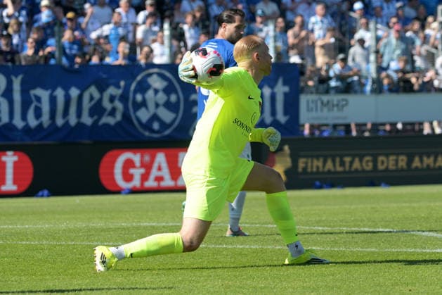 Maximilian Reule (SG Sonnenhof Grossaspach, 01) im Tor am mit Ball SV Stuttgarter Kickers vs. SG Sonnenhof Grossaspach, Fussball, Maenner, DB-Regio wfv-Pokalfinale, Saison 2025 2026, 23.05.2026 SV Stuttgarter Kickers vs. SG Sonnenhof Grossaspach, Fussball, Maenner, DB-Regio wfv-Pokalfinale, Saison 2025 2026, 23.05.2026 Stuttgart Copyright: xEibner-Pressefoto TobiasxBaurx EP_TBR