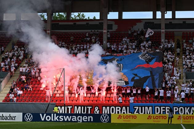 23.05.2026, xpsx, Fußball Finale Hessenpokal, SG Barockstadt Fulda-Lehnerz - SV Wehen Wiesbaden v.l. Fans, Zuschauer, Fahnen, Trkots, Emotionen zuenden Pyrotechnik, Benglos, Rauch, Nebel, Feuerwerk (DFL DFB REGULATIONS PROHIBIT ANY USE OF PHOTOGRAPHS as IMAGE SEQUENCES and or QUASI-VIDEO) Offenbach