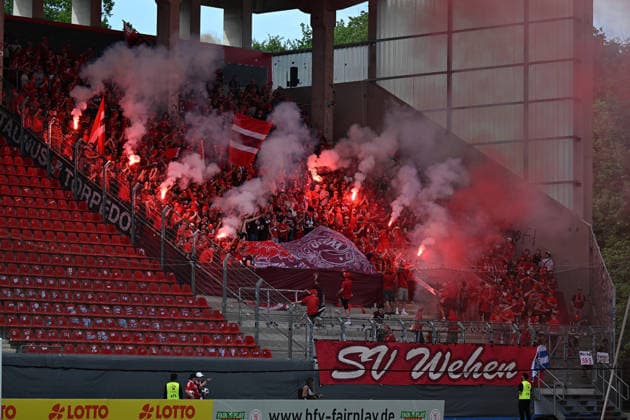 23.05.2026, xpsx, Fußball Finale Hessenpokal, SG Barockstadt Fulda-Lehnerz - SV Wehen Wiesbaden v.l. Fans, Zuschauer, Fahnen, Trkots, Emotionen zuenden Pyrotechnik, Benglos, Rauch, Nebel, Feuerwerk (DFL DFB REGULATIONS PROHIBIT ANY USE OF PHOTOGRAPHS as IMAGE SEQUENCES and or QUASI-VIDEO) Offenbach