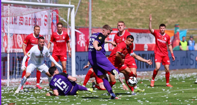 Zwickau, 23.05.2026, GGZ-Arena, Wernesgrüner Sachsenpokal Finale , FSV ZWICKAU vs. FC ERZGEBIRGE AUE , Im Bild v.l.: Marcel Bär Baer (15, Aue), Erik Majetschak (13, Aue) undr Andrey Startsev (15, Zwickau) ab ,
