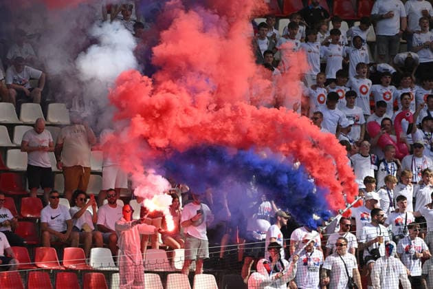 23.05.2026, xpsx, Fußball Finale Hessenpokal, SG Barockstadt Fulda-Lehnerz - SV Wehen Wiesbaden v.l. Fans, Zuschauer, Fahnen, Trikots, Emotionen zuenden Pyrotechnik, Benglos, Rauch, Nebel, Feuerwerk (DFL DFB REGULATIONS PROHIBIT ANY USE OF PHOTOGRAPHS as IMAGE SEQUENCES and or QUASI-VIDEO) Offenbach