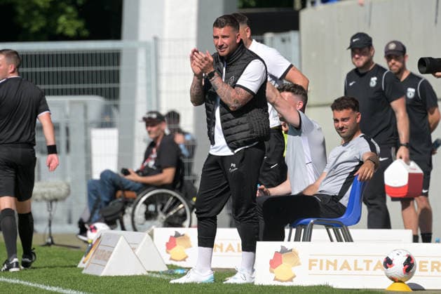 Pascal Reinhardt (SG Sonnenhof Grossaspach, Trainer) SV Stuttgarter Kickers vs. SG Sonnenhof Grossaspach, Fussball, Maenner, DB-Regio wfv-Pokalfinale, Saison 2025 2026, 23.05.2026 SV Stuttgarter Kickers vs. SG Sonnenhof Grossaspach, Fussball, Maenner, DB-Regio wfv-Pokalfinale, Saison 2025 2026, 23.05.2026 Stuttgart Copyright: xEibner-Pressefoto TobiasxBaurx EP_TBR