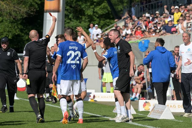 Schiedsrichter Roman Reck zeigt Melkamu Frauendorf (SV Stuttgarter Kickers, 14) die Gelb-Rote Karte und verweist hin vom Spielfeld SV Stuttgarter Kickers vs. SG Sonnenhof Grossaspach, Fussball, Maenner, DB-Regio wfv-Pokalfinale, Saison 2025 2026, 23.05.2026 SV Stuttgarter Kickers vs. SG Sonnenhof Grossaspach, Fussball, Maenner, DB-Regio wfv-Pokalfinale, Saison 2025 2026, 23.05.2026 Stuttgart Copyright: xEibner-Pressefoto TobiasxBaurx EP_TBR