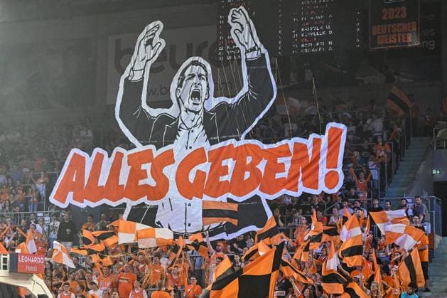 GER, BBL, Playoffs, ratiopharm Ulm vs BMA365 Bamberg Baskets 23.05.2026, ratiopharm arena, Neu-Ulm, GER, BBL, Playoffs, ratiopharm Ulm vs BMA365 Bamberg Baskets, im Bild Choreographie der Ulmer Fans vor Spielbeginn