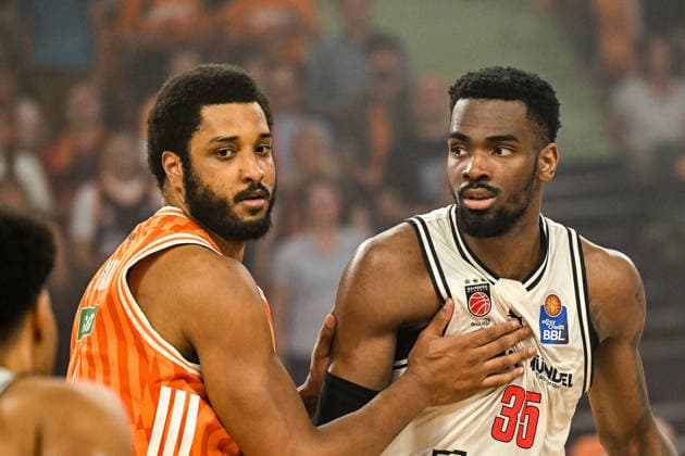 GER, BBL, Playoffs, ratiopharm Ulm vs BMA365 Bamberg Baskets 23.05.2026, ratiopharm arena, Neu-Ulm, GER, BBL, Playoffs, ratiopharm Ulm vs BMA365 Bamberg Baskets, im Bild Joel Soriano (Ulm, 12), Ejiofor Onu (Bamberg, 35)