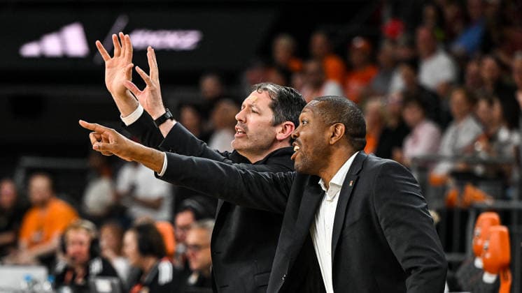 GER, BBL, Playoffs, ratiopharm Ulm vs BMA365 Bamberg Baskets 23.05.2026, ratiopharm arena, Neu-Ulm, GER, BBL, Playoffs, ratiopharm Ulm vs BMA365 Bamberg Baskets, im Bild Ty Harrelson (Ulm), Tyron McCoy (Ulm), hektische Anweisungen, gestikulieren
