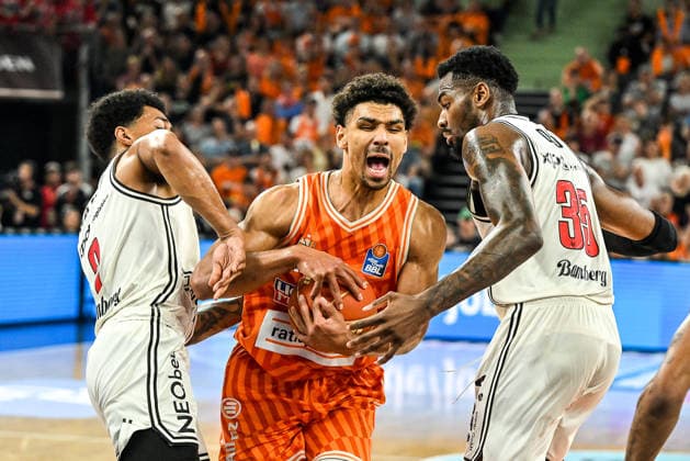 GER, BBL, Playoffs, ratiopharm Ulm vs BMA365 Bamberg Baskets 23.05.2026, ratiopharm arena, Neu-Ulm, GER, BBL, Playoffs, ratiopharm Ulm vs BMA365 Bamberg Baskets, im Bild Mark Smith (Ulm, 13) setzt sich gegen Ibrahim Watson (Bamberg, 2) und Ejiofor Onu (Bamberg, 35) durch
