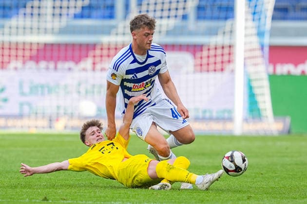 23.05.2026, xydrx, Herren, Fußball, Finaltag der Amateure, Finale Niederrheinpokal, SC St. Tönis 11 ‹20 - MSV Duisburg, Saison 2025 2026, Schauinsland-Reisen-Arena: Luca Esposito (SC St. Tönis, 6) im Zweikampf gegen Ben Schlicke (MSV Duisburg, 40) Copyright: HMBxMedia YannisxDreimann
