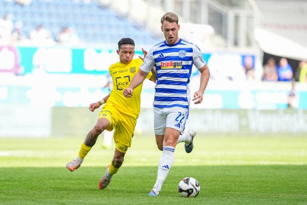 23.05.2026, xydrx, Herren, Fußball, Finaltag der Amateure, Finale Niederrheinpokal, SC St. Tönis 11 ‹20 - MSV Duisburg, Saison 2025 2026, Schauinsland-Reisen-Arena: Luis Angel Montenegro Romero (SC St. Tönis, 13) im Zweikampf gegen Thilo Toepken (MSV Duisburg, 22) Copyright: HMBxMedia YannisxDreimann