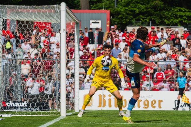Arne Schulz (Viktoria Köln, 27) scvhaut auf den Ball beim Schuss von Enzo Wirtz (Fortuna Koeln, 09) Fortuna Köln vs. FC Viktoria Köln, Fussball, Landespokal Mittelrhein 2025 26, Finale, Saison 2025 26, 23.05.2026, Fortuna Köln vs. FC Viktoria Köln, Fussball, Landespokal Mittelrhein, Finale, Saison 2025 26, 23.05.2026 Köln Copyright: xEibner-Pressefoto LukasxBaldygax EP_LBA
