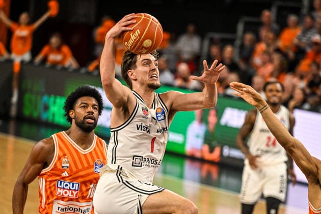 GER, BBL, Playoffs, ratiopharm Ulm vs BMA365 Bamberg Baskets 23.05.2026, ratiopharm arena, Neu-Ulm, GER, BBL, Playoffs, ratiopharm Ulm vs BMA365 Bamberg Baskets, im Bild Zachary Ensminger (Bamberg, 1) punktet, im Hintergrund Malik Osborne (Ulm, 10)