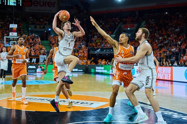 Zachary Ensminger (BMA365 Bamberg Baskets, 01) setzt sich durch GER, ratiopharm ulm vs. Bamberg Baskets, Basketball, Playoffs, Viertelfinale, 3. Spiel, EasyCredit BBL, Spielzeit 2025 2026, 23.05.2026 GER, ratiopharm ulm vs. Bamberg Baskets, Basketball, Playoffs, Viertelfinale, 3. Spiel, EasyCredit BBL, Spielzeit 2025 2026, 23.05.2026 Neu-Ulm Copyright: xEibner-Pressefoto GeraldxOelze-dexStoppanyx EP_ODS