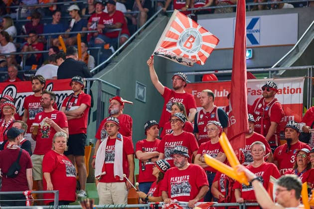 Mitgereiste Fans aus Bamberg GER, ratiopharm ulm vs. Bamberg Baskets, Basketball, Playoffs, Viertelfinale, 3. Spiel, EasyCredit BBL, Spielzeit 2025 2026, 23.05.2026 GER, ratiopharm ulm vs. Bamberg Baskets, Basketball, Playoffs, Viertelfinale, 3. Spiel, EasyCredit BBL, Spielzeit 2025 2026, 23.05.2026 Neu-Ulm Copyright: xEibner-Pressefoto GeraldxOelze-dexStoppanyx EP_ODS