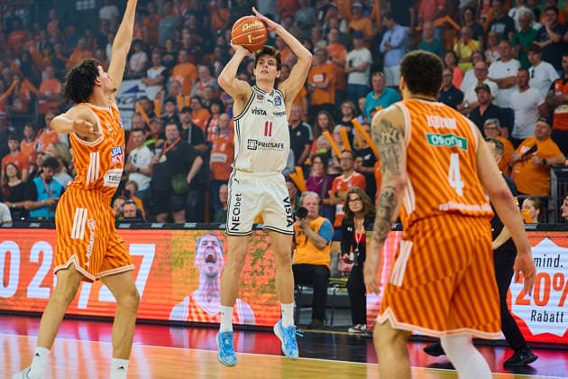 Alec Anigbata (ratiopharm ulm, 21), Richard Balint (BMA365 Bamberg Baskets, 11), Christopher Ledlum (ratiopharm ulm, 04) GER, ratiopharm ulm vs. Bamberg Baskets, Basketball, Playoffs, Viertelfinale, 3. Spiel, EasyCredit BBL, Spielzeit 2025 2026, 23.05.2026 GER, ratiopharm ulm vs. Bamberg Baskets, Basketball, Playoffs, Viertelfinale, 3. Spiel, EasyCredit BBL, Spielzeit 2025 2026, 23.05.2026 Neu-Ulm Copyright: xEibner-Pressefoto GeraldxOelze-dexStoppanyx EP_ODS
