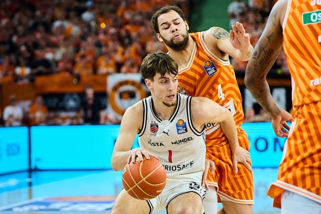 Zweikampf, Duell zwischen Zachary Ensminger (BMA365 Bamberg Baskets, 01) und Christopher Ledlum (ratiopharm ulm, 04) GER, ratiopharm ulm vs. Bamberg Baskets, Basketball, Playoffs, Viertelfinale, 3. Spiel, EasyCredit BBL, Spielzeit 2025 2026, 23.05.2026 GER, ratiopharm ulm vs. Bamberg Baskets, Basketball, Playoffs, Viertelfinale, 3. Spiel, EasyCredit BBL, Spielzeit 2025 2026, 23.05.2026 Neu-Ulm Copyright: xEibner-Pressefoto GeraldxOelze-dexStoppanyx EP_ODS