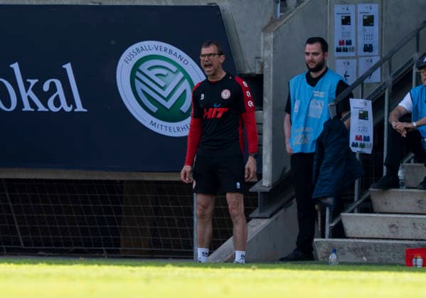Matthias Mink (Fortuna Koeln, Trainer) gibt Anweisungen, gestikuliert, mit den Armen gestikulieren, gives instructions, gesticulate, gesticolando, emotionen SC Fortuna Köln vs. Viktoria Köln 23.05.2026 Fussball, Bitburger-Pokalfinale 2026, GER, Sportpark Höhenberg, Köln Copyright: HMBxMedia xMarcoxBader