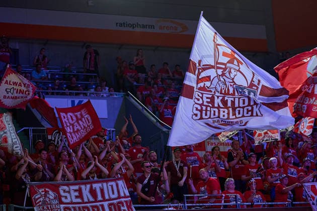 Flagge des Bamberger Fanblocks GER, ratiopharm ulm vs. Bamberg Baskets, Basketball, Playoffs, Viertelfinale, 3. Spiel, EasyCredit BBL, Spielzeit 2025 2026, 23.05.2026 GER, ratiopharm ulm vs. Bamberg Baskets, Basketball, Playoffs, Viertelfinale, 3. Spiel, EasyCredit BBL, Spielzeit 2025 2026, 23.05.2026 Neu-Ulm Copyright: xEibner-Pressefoto GeraldxOelze-dexStoppanyx EP_ODS