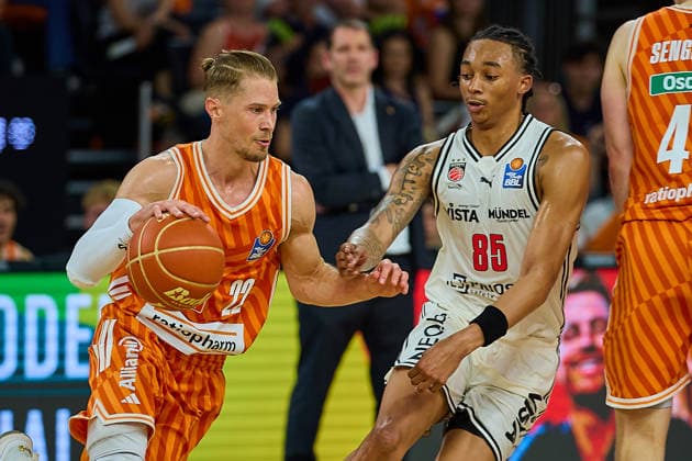 Thomas Klepeisz (ratiopharm ulm, 22), Austin Matthew Crowley (BMA365 Bamberg Baskets, 85) GER, ratiopharm ulm vs. Bamberg Baskets, Basketball, Playoffs, Viertelfinale, 3. Spiel, EasyCredit BBL, Spielzeit 2025 2026, 23.05.2026 GER, ratiopharm ulm vs. Bamberg Baskets, Basketball, Playoffs, Viertelfinale, 3. Spiel, EasyCredit BBL, Spielzeit 2025 2026, 23.05.2026 Neu-Ulm Copyright: xEibner-Pressefoto GeraldxOelze-dexStoppanyx EP_ODS