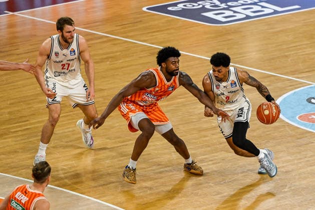 GER, BBL, Playoffs, ratiopharm Ulm vs BMA365 Bamberg Baskets 23.05.2026, ratiopharm arena, Neu-Ulm, GER, BBL, Playoffs, ratiopharm Ulm vs BMA365 Bamberg Baskets, im Bild Moritz Krimmer (Bamberg, 27), Malik Osborne (Ulm, 10), Ibrahim Watson (Bamberg, 2)