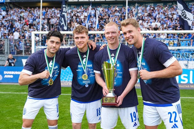 23.05.2026, xydrx, Herren, Fußball, Finaltag der Amateure, Finale Niederrheinpokal, SC St. Tönis 11 ‹20 - MSV Duisburg, Saison 2025 2026, Schauinsland-Reisen-Arena: Mert Goeckan (MSV Duisburg, 17) Steffen Meuer (MSV Duisburg, 18) Leon Mueller (MSV Duisburg, 19) Thilo Toepken (MSV Duisburg, 22) freuen sich über den Sieg im Finale Copyright: HMBxMedia YannisxDreimann