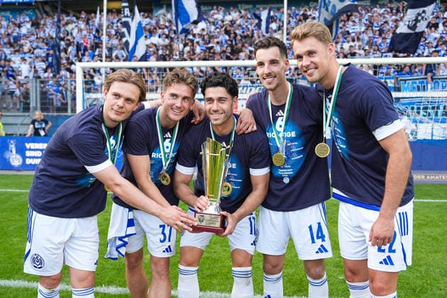 23.05.2026, xydrx, Herren, Fußball, Finaltag der Amateure, Finale Niederrheinpokal, SC St. Tönis 11 ‹20 - MSV Duisburg, Saison 2025 2026, Schauinsland-Reisen-Arena: Jakob Bookjans (MSV Duisburg, 7) Patrick Sussek (MSV Duisburg, 37) Mert Goeckan (MSV Duisburg, 17) Conor Noß (MSV Duisburg, 14) Thilo Toepken (MSV Duisburg, 22) freuen sich über den Sieg im Pokalfinale Copyright: HMBxMedia YannisxDreimann