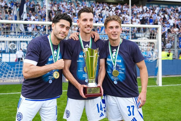 23.05.2026, xydrx, Herren, Fußball, Finaltag der Amateure, Finale Niederrheinpokal, SC St. Tönis 11 ‹20 - MSV Duisburg, Saison 2025 2026, Schauinsland-Reisen-Arena: Mert Goeckan (MSV Duisburg, 17) Conor Noß (MSV Duisburg, 14) Patrick Sussek (MSV Duisburg, 37) freuen sich über den Sieg im Finale Copyright: HMBxMedia YannisxDreimann