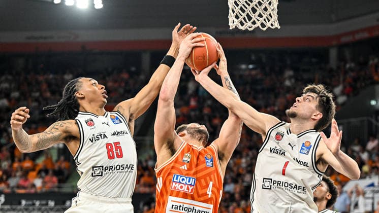 GER, BBL, Playoffs, ratiopharm Ulm vs BMA365 Bamberg Baskets 23.05.2026, ratiopharm arena, Neu-Ulm, GER, BBL, Playoffs, ratiopharm Ulm vs BMA365 Bamberg Baskets, im Bild Austin Matthew Crowle (Bamberg, 85), Christopher Ledlum (Ulm, 4), Zachary Ensminger (Bamberg, 1)