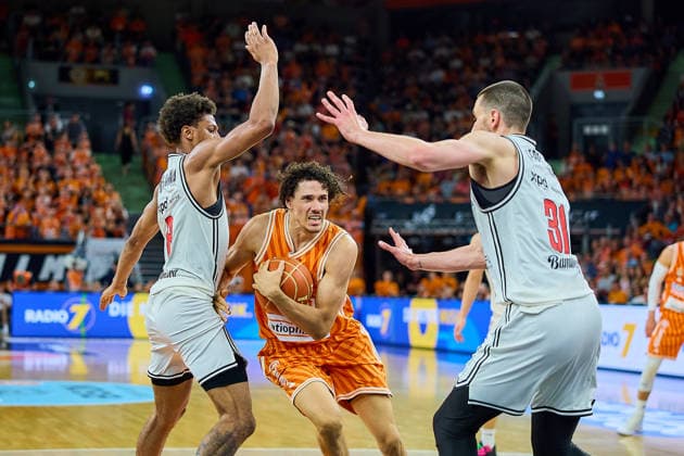 Demarcus Marquette Demonia (BMA365 Bamberg Baskets, 08), Alec Anigbata (ratiopharm ulm, 21), Danile Keppeler (BMA365 Bamberg Baskets, 31) GER, ratiopharm ulm vs. Bamberg Baskets, Basketball, Playoffs, Viertelfinale, 3. Spiel, EasyCredit BBL, Spielzeit 2025 2026, 23.05.2026 GER, ratiopharm ulm vs. Bamberg Baskets, Basketball, Playoffs, Viertelfinale, 3. Spiel, EasyCredit BBL, Spielzeit 2025 2026, 23.05.2026 Neu-Ulm Copyright: xEibner-Pressefoto GeraldxOelze-dexStoppanyx EP_ODS
