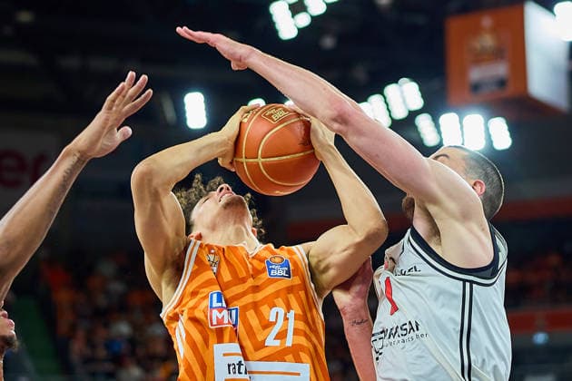 Alec Anigbata (ratiopharm ulm, 21), Danile Keppeler (BMA365 Bamberg Baskets, 31) GER, ratiopharm ulm vs. Bamberg Baskets, Basketball, Playoffs, Viertelfinale, 3. Spiel, EasyCredit BBL, Spielzeit 2025 2026, 23.05.2026 GER, ratiopharm ulm vs. Bamberg Baskets, Basketball, Playoffs, Viertelfinale, 3. Spiel, EasyCredit BBL, Spielzeit 2025 2026, 23.05.2026 Neu-Ulm Copyright: xEibner-Pressefoto GeraldxOelze-dexStoppanyx EP_ODS