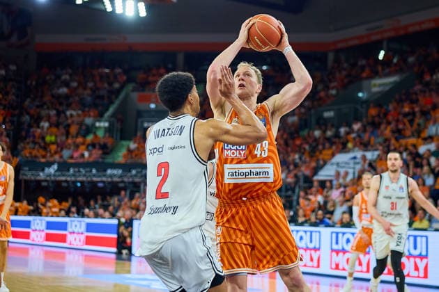 Ibrahim Watson (BMA365 Bamberg Baskets, 02), Christian Sengfelder (ratiopharm ulm, 43) GER, ratiopharm ulm vs. Bamberg Baskets, Basketball, Playoffs, Viertelfinale, 3. Spiel, EasyCredit BBL, Spielzeit 2025 2026, 23.05.2026 GER, ratiopharm ulm vs. Bamberg Baskets, Basketball, Playoffs, Viertelfinale, 3. Spiel, EasyCredit BBL, Spielzeit 2025 2026, 23.05.2026 Neu-Ulm Copyright: xEibner-Pressefoto GeraldxOelze-dexStoppanyx EP_ODS