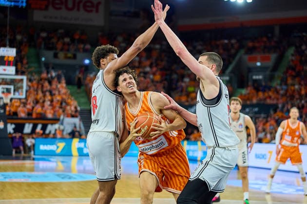 Demarcus Marquette Demonia (BMA365 Bamberg Baskets, 08), Alec Anigbata (ratiopharm ulm, 21), Danile Keppeler (BMA365 Bamberg Baskets, 31) GER, ratiopharm ulm vs. Bamberg Baskets, Basketball, Playoffs, Viertelfinale, 3. Spiel, EasyCredit BBL, Spielzeit 2025 2026, 23.05.2026 GER, ratiopharm ulm vs. Bamberg Baskets, Basketball, Playoffs, Viertelfinale, 3. Spiel, EasyCredit BBL, Spielzeit 2025 2026, 23.05.2026 Neu-Ulm Copyright: xEibner-Pressefoto GeraldxOelze-dexStoppanyx EP_ODS