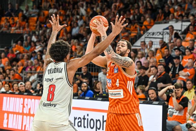 GER, BBL, Playoffs, ratiopharm Ulm vs BMA365 Bamberg Baskets 23.05.2026, ratiopharm arena, Neu-Ulm, GER, BBL, Playoffs, ratiopharm Ulm vs BMA365 Bamberg Baskets, im Bild Demarcus Marquette Demonia (Bamberg, 8), Christopher Ledlum (Ulm, 4)