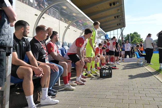 die Auswechselspieler der SG Sonnenhof Grossaspach waren auf dem Schlusspfiff SV Stuttgarter Kickers vs. SG Sonnenhof Grossaspach, Fussball, Maenner, DB-Regio wfv-Pokalfinale, Saison 2025 2026, 23.05.2026 SV Stuttgarter Kickers vs. SG Sonnenhof Grossaspach, Fussball, Maenner, DB-Regio wfv-Pokalfinale, Saison 2025 2026, 23.05.2026 Stuttgart Copyright: xEibner-Pressefoto TobiasxBaurx EP_TBR