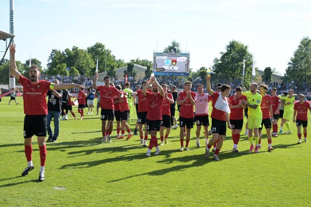 die SG Sonnenhof Grossaspach den Pokalsieg mit ihren Fans SV Stuttgarter Kickers vs. SG Sonnenhof Grossaspach, Fussball, Maenner, DB-Regio wfv-Pokalfinale, Saison 2025 2026, 23.05.2026 SV Stuttgarter Kickers vs. SG Sonnenhof Grossaspach, Fussball, Maenner, DB-Regio wfv-Pokalfinale, Saison 2025 2026, 23.05.2026 Stuttgart Copyright: xEibner-Pressefoto TobiasxBaurx EP_TBR