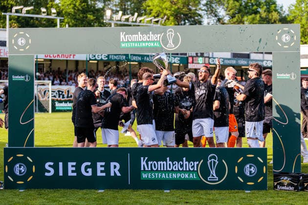 Die Mannschaft von SC Verl jubelt nach dem Sieg im Finale des Krombacher Westfalenpokal GER, SC Verl vs. SF Lotte, Fussball, Westfalenpokal, Finale, Spielzeit 2025 2026, 23.05.2026 DFL Regulations prohibit any use of photographers as image sequences and or quasi-video. GER, SC Verl vs. SF Lotte, Fussball, Westfalenpokal, Finale, Spielzeit 2025 2026, 23.05.2026 Verl Copyright: xEibner-Pressefoto JanxRollingerx EP_JSK