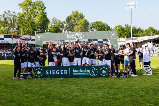 Die Mannschaft von SC Verl jubelt nach dem Sieg im Finale des Krombacher Westfalenpokal GER, SC Verl vs. SF Lotte, Fussball, Westfalenpokal, Finale, Spielzeit 2025 2026, 23.05.2026 DFL Regulations prohibit any use of photographers as image sequences and or quasi-video. GER, SC Verl vs. SF Lotte, Fussball, Westfalenpokal, Finale, Spielzeit 2025 2026, 23.05.2026 Verl Copyright: xEibner-Pressefoto JanxRollingerx EP_JSK