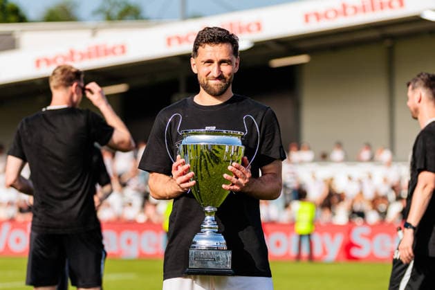 Berkan Taz (SC Verl, 10) jubelt nach dem Sieg im Finale des Krombacher Westfalenpokal mit dem Pokal GER, SC Verl vs. SF Lotte, Fussball, Westfalenpokal, Finale, Spielzeit 2025 2026, 23.05.2026 DFL Regulations prohibit any use of photographers as image sequences and or quasi-video. GER, SC Verl vs. SF Lotte, Fussball, Westfalenpokal, Finale, Spielzeit 2025 2026, 23.05.2026 Verl Copyright: xEibner-Pressefoto JanxRollingerx EP_JSK