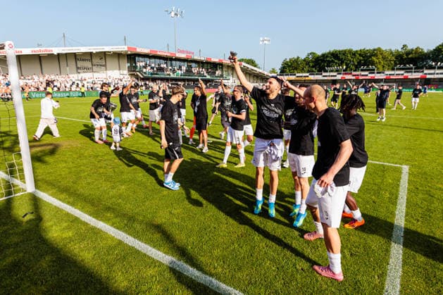 Die Mannschaft von SC Verl jubelt nach dem Sieg im Finale des Krombacher Westfalenpokal GER, SC Verl vs. SF Lotte, Fussball, Westfalenpokal, Finale, Spielzeit 2025 2026, 23.05.2026 DFL Regulations prohibit any use of photographers as image sequences and or quasi-video. GER, SC Verl vs. SF Lotte, Fussball, Westfalenpokal, Finale, Spielzeit 2025 2026, 23.05.2026 Verl Copyright: xEibner-Pressefoto JanxRollingerx EP_JSK