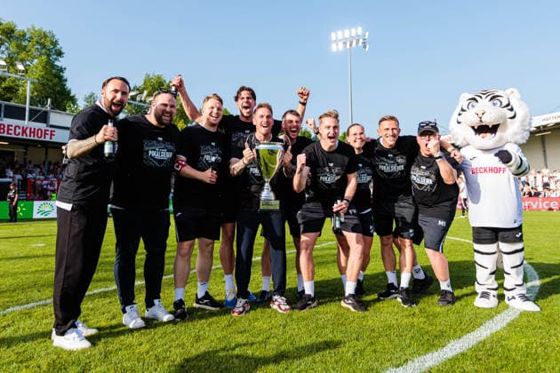 Das Trainerteam des SC Verl jubelt nach dem Sieg im Finale des Krombacher Westfalenpokal, Tobias Strobl (SC Verl, Cheftrainer) haelt den Pokal GER, SC Verl vs. SF Lotte, Fussball, Westfalenpokal, Finale, Spielzeit 2025 2026, 23.05.2026 DFL Regulations prohibit any use of photographers as image sequences and or quasi-video. GER, SC Verl vs. SF Lotte, Fussball, Westfalenpokal, Finale, Spielzeit 2025 2026, 23.05.2026 Verl Copyright: xEibner-Pressefoto JanxRollingerx EP_JSK