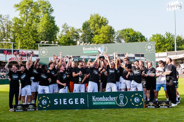 Die Mannschaft von SC Verl jubelt nach dem Sieg im Finale des Krombacher Westfalenpokal GER, SC Verl vs. SF Lotte, Fussball, Westfalenpokal, Finale, Spielzeit 2025 2026, 23.05.2026 DFL Regulations prohibit any use of photographers as image sequences and or quasi-video. GER, SC Verl vs. SF Lotte, Fussball, Westfalenpokal, Finale, Spielzeit 2025 2026, 23.05.2026 Verl Copyright: xEibner-Pressefoto JanxRollingerx EP_JSK