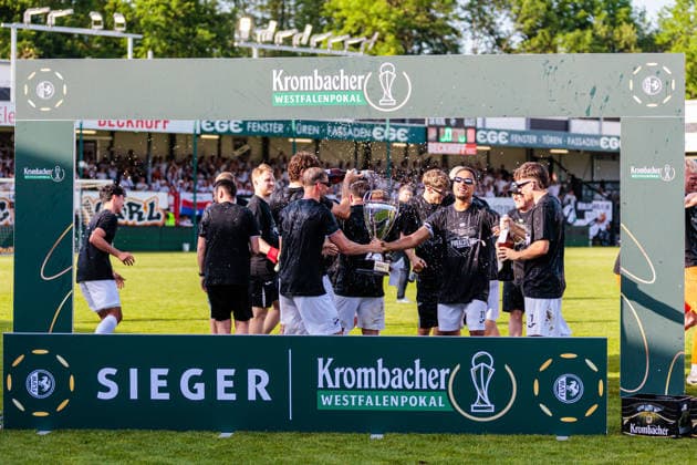 Die Mannschaft von SC Verl jubelt nach dem Sieg im Finale des Krombacher Westfalenpokal GER, SC Verl vs. SF Lotte, Fussball, Westfalenpokal, Finale, Spielzeit 2025 2026, 23.05.2026 DFL Regulations prohibit any use of photographers as image sequences and or quasi-video. GER, SC Verl vs. SF Lotte, Fussball, Westfalenpokal, Finale, Spielzeit 2025 2026, 23.05.2026 Verl Copyright: xEibner-Pressefoto JanxRollingerx EP_JSK