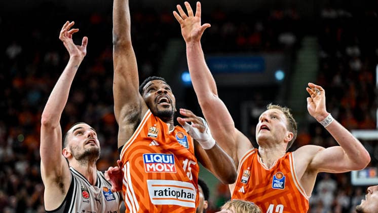 GER, BBL, Playoffs, ratiopharm Ulm vs BMA365 Bamberg Baskets 23.05.2026, ratiopharm arena, Neu-Ulm, GER, BBL, Playoffs, ratiopharm Ulm vs BMA365 Bamberg Baskets, im Bild Daniel Keppeler (Bamberg, 31), Justin Simon (Ulm, 15), Christian Sengfelder (Ulm, 43)