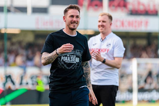 Tobias Strobl (SC Verl, Cheftrainer) jubelt nach dem Sieg im Finale des Krombacher Westfalenpokal GER, SC Verl vs. SF Lotte, Fussball, Westfalenpokal, Finale, Spielzeit 2025 2026, 23.05.2026 DFL Regulations prohibit any use of photographers as image sequences and or quasi-video. GER, SC Verl vs. SF Lotte, Fussball, Westfalenpokal, Finale, Spielzeit 2025 2026, 23.05.2026 Verl Copyright: xEibner-Pressefoto JanxRollingerx EP_JSK