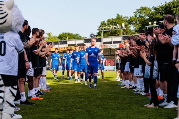 Die Mannschaft von SC Verl steht spaliet fur die SF Lotte GER, SC Verl vs. SF Lotte, Fussball, Westfalenpokal, Finale, Spielzeit 2025 2026, 23.05.2026 DFL Regulations prohibit any use of photographers as image sequences and or quasi-video. GER, SC Verl vs. SF Lotte, Fussball, Westfalenpokal, Finale, Spielzeit 2025 2026, 23.05.2026 Verl Copyright: xEibner-Pressefoto JanxRollingerx EP_JSK