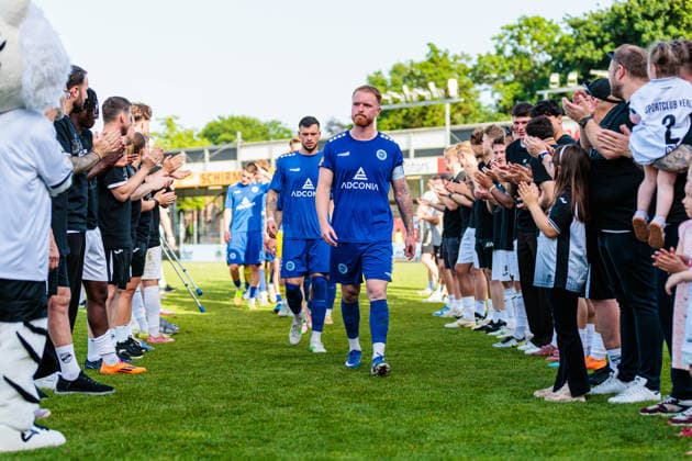 Die Mannschaft von SC Verl steht spaliet fur die SF Lotte GER, SC Verl vs. SF Lotte, Fussball, Westfalenpokal, Finale, Spielzeit 2025 2026, 23.05.2026 DFL Regulations prohibit any use of photographers as image sequences and or quasi-video. GER, SC Verl vs. SF Lotte, Fussball, Westfalenpokal, Finale, Spielzeit 2025 2026, 23.05.2026 Verl Copyright: xEibner-Pressefoto JanxRollingerx EP_JSK