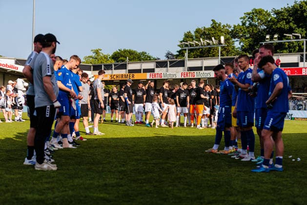 Die Mannschaft von SF Lotte steht spalier fuer den SC Verl GER, SC Verl vs. SF Lotte, Fussball, Westfalenpokal, Finale, Spielzeit 2025 2026, 23.05.2026 DFL Regulations prohibit any use of photographers as image sequences and or quasi-video. GER, SC Verl vs. SF Lotte, Fussball, Westfalenpokal, Finale, Spielzeit 2025 2026, 23.05.2026 Verl Copyright: xEibner-Pressefoto JanxRollingerx EP_JSK