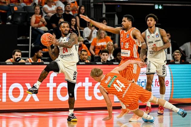 GER, BBL, Playoffs, ratiopharm Ulm vs BMA365 Bamberg Baskets 23.05.2026, ratiopharm arena, Neu-Ulm, GER, BBL, Playoffs, ratiopharm Ulm vs BMA365 Bamberg Baskets, im Bild Cobe Williams (Bamberg, 24), Teo Milicic (Ulm, 44), Justin Simon (Ulm, 15)