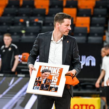 GER, BBL, Playoffs, ratiopharm Ulm vs BMA365 Bamberg Baskets 23.05.2026, ratiopharm arena, Neu-Ulm, GER, BBL, Playoffs, ratiopharm Ulm vs BMA365 Bamberg Baskets, im Bild Verabschiedung von Thorsten Leibenath (Ulm), Dank fuer 15 Jahre in Ulm