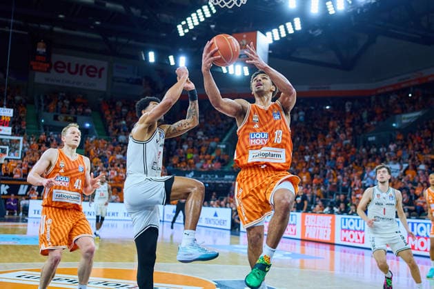 Zweikampf, Duell zwischen Ibrahim Watson (BMA365 Bamberg Baskets, 02) und Mark Smith (ratiopharm ulm, 13) GER, ratiopharm ulm vs. Bamberg Baskets, Basketball, Playoffs, Viertelfinale, 3. Spiel, EasyCredit BBL, Spielzeit 2025 2026, 23.05.2026 GER, ratiopharm ulm vs. Bamberg Baskets, Basketball, Playoffs, Viertelfinale, 3. Spiel, EasyCredit BBL, Spielzeit 2025 2026, 23.05.2026 Neu-Ulm Copyright: xEibner-Pressefoto GeraldxOelze-dexStoppanyx EP_ODS